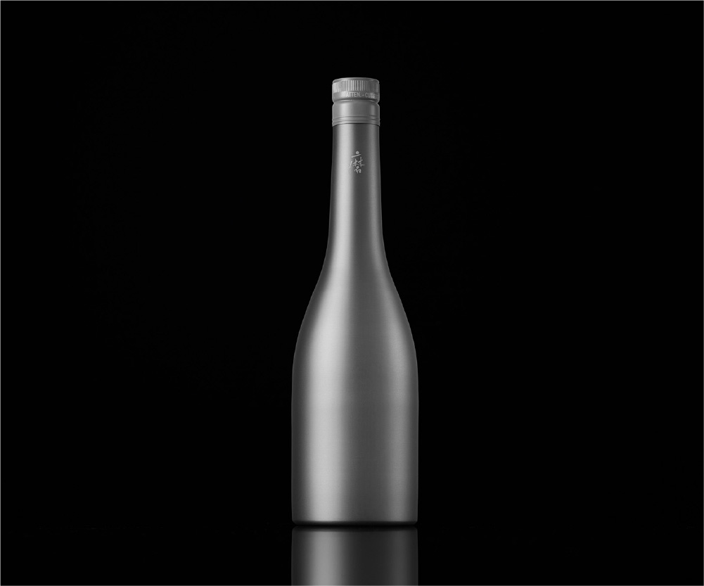 Titanium bottles are adopted, maintaining the quality of sake by freezing it until just before drinking.