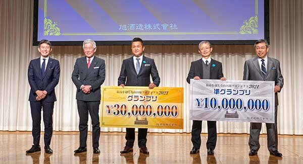 De gauche à droite, Kazuhiro Sakurai, Président d’Asahi Shuzo, Hiroshi Sakurai, Masato Takada, Grand Prix, Yasuaki Sugano, Second et le mangaka Kenshi Hirokane